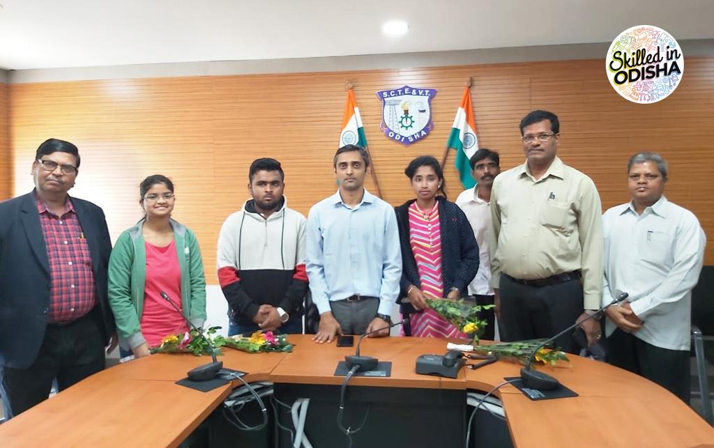 skilled_odisha's tweet photo. Director @DTET_Odisha Sri Reghu G felicitated the winners of @Cisco-CODATHAN, Odisha. This was organized as a part of Digital Skilling, under @CiscoNetAcad. The winners are going to meet Cisco leadership at Bangalore. https://t.co/DuKz3glRgC