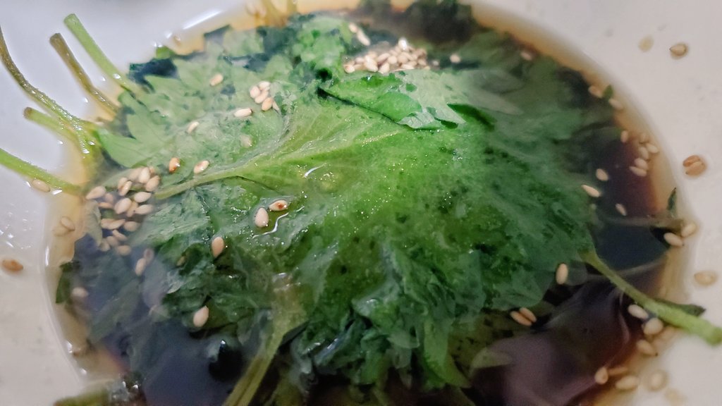 鵺 ちょっと使うつもりで75円で買ってたら大量に余った大葉の消費 ごま醤油漬け レシピ どおり作って確かに美味いしご飯は進む でも漬けダレの醤油 ゴマ油 にんにくが強すぎて大葉の風味は大分なくなってしまった気がする T Co