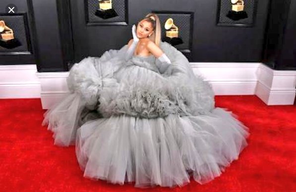 lilamina15's tweet photo. Ari, I loved your clothe! With one word, "PERFECT". I would love to be your designer so much 💙💙💙 @ArianaGrande https://t.co/dWB6U558xM