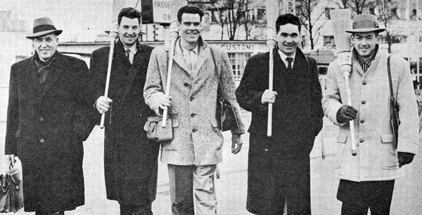 Here's my hero who invented the slide delivery, Ken Watson (on the left), with the Ernie Richardson team arriving in Scotland in 1959 for the first Scotch Cup matches. My article about 'Mr Curler', and the books he wrote, is here: curlinghistory.blogspot.com/2020/01/ken-wa…
