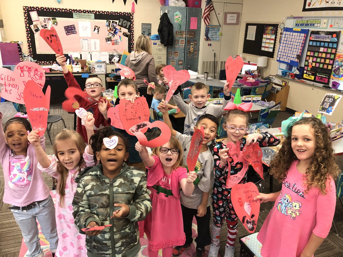 HERlyons's tweet photo. We are spreading love and sunshine by making hearts of kindness for Forest Rose school today #plsdproud #HeritageLeaders https://t.co/7ZVUXTEoqj