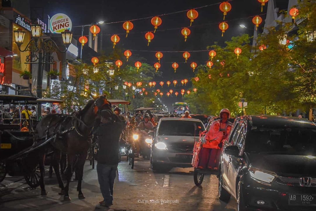 JogjaToday's tweet photo. Malioboro edisi Imlek, sudah terpasang lampion khas suasana Imlek 😍
Kapan ke Malioboro lagi?
.
Photo by @imandiwahyudi
#jogjatoday #jogjaistimewa #malioboro #imlek https://t.co/kPmmxVhVld