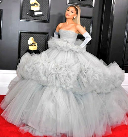 lilamina15's tweet photo. Ari, I loved your clothe! With one word, "PERFECT". I would love to be your designer so much 💙💙💙 @ArianaGrande https://t.co/dWB6U558xM