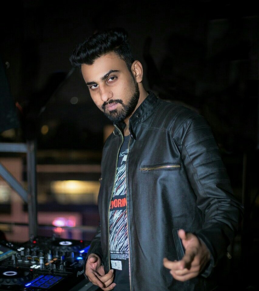 rayzonik's tweet photo. Tell me what you listen to, and I’ll tell you who you are.

#rayzonik #Rayzonikmusic #quoteoftheday #life #music #djlife #listen #follow #artist #night #throwback #tbm #monday #producerlife https://t.co/PIyKyiWW42