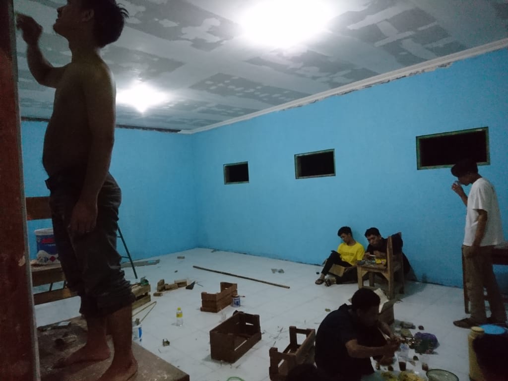Teman" <a href="/IMPPJakarta/">IG: IMPP JAKARTA</a> sedang lembur mempersiapkan Taman baca Pelita yang Rencananya akan Diresmikan Besok siang dan akan dihadiri oleh Bapak Kepala <a href="/DesaRembul/">Desa Rembul</a> Beserta Jajarannya
<a href="/PemkabPemalang/">PemkabPemalang</a>
<a href="/ganjarpranowo/">Ganjar Pranowo</a>
#AnakDesa
#DesaPintar