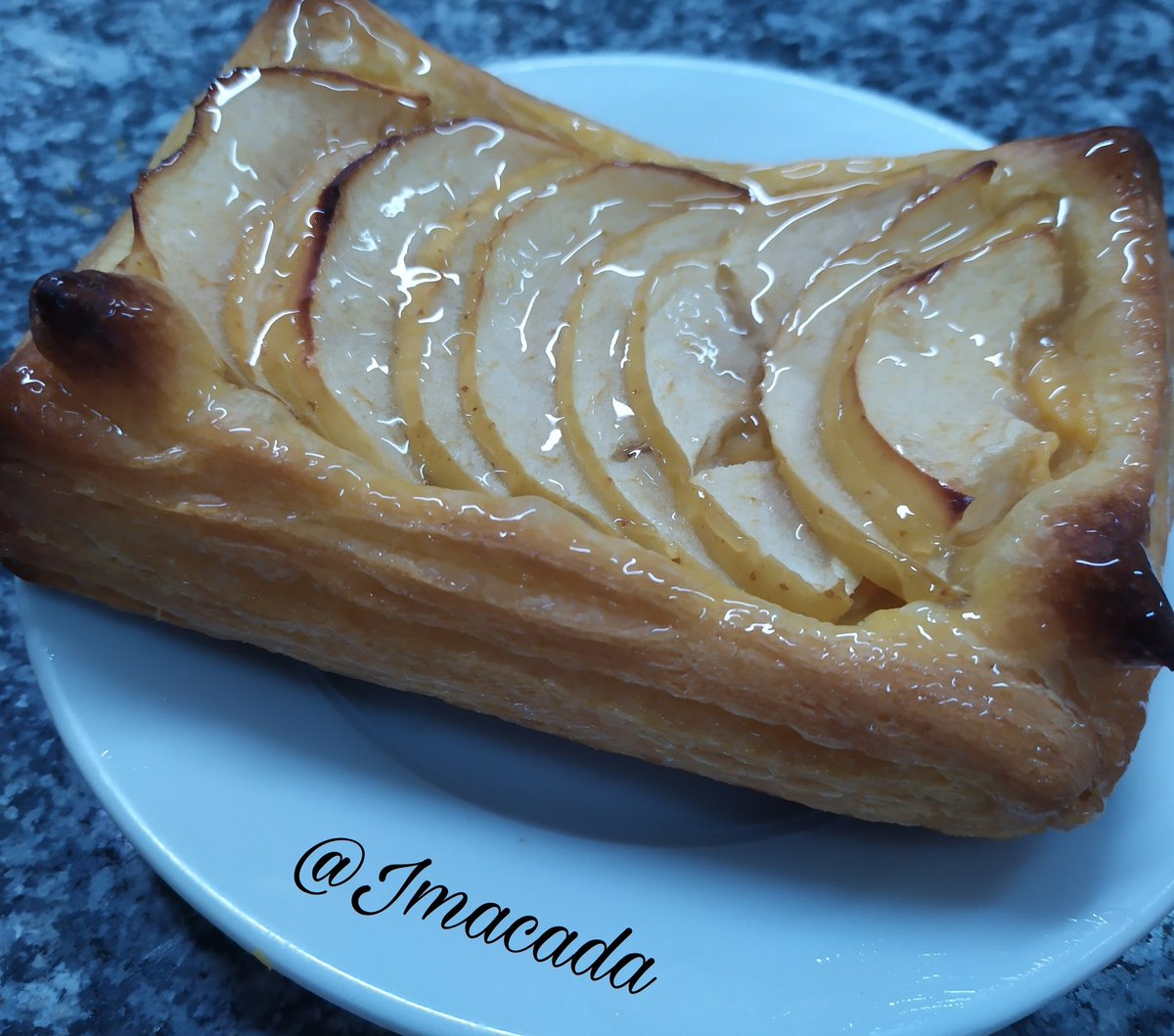 Jmacada1's tweet photo. ÑDeliçia de Maçã 🍎🍈🍏 #feedfeed #healthyfood #yummy #vegan #beautifulcuisines  #foodblogger #Apple  #dessert   #applecake #tarteauxpommes #яблочныйпирог 
#tortadimele #Apfelkuchen #苹果派  #فطيرة التفاح #アップルパイ #peudepoma 
#Macieira #elmalıturta
https://t.co/8J8gQElYEh https://t.co/s98QAbbx6o