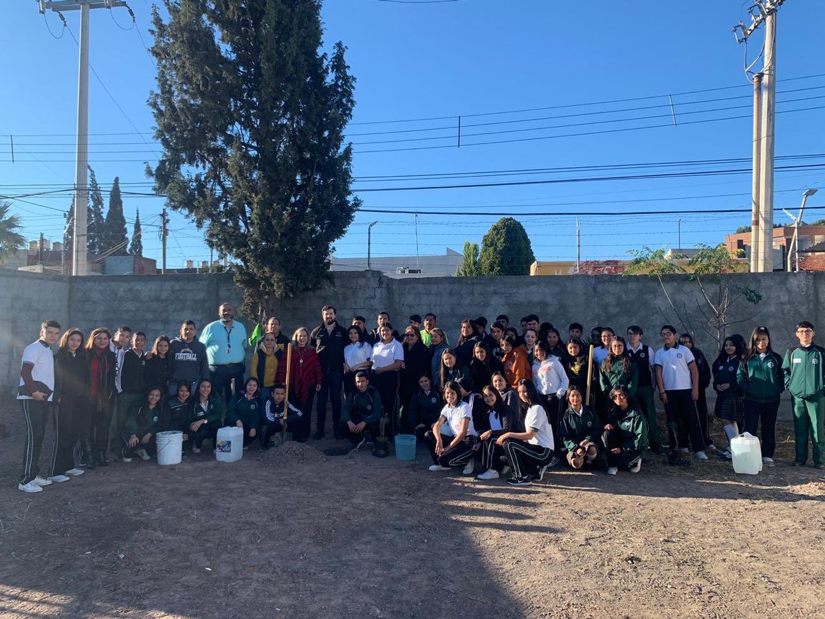 andresgmtz's tweet photo. En representación del Alcalde @manolojim estuvimos en la escuela Técnica Federal Ismael Ramos Martínez continuando con la actividad de reforestación, por un #Saltillo más limpio, ecológico y sustentable. #AgendaAmbiental #TodosPorSaltillo #ReforestaciónSaltillo https://t.co/sBDIVQUas0