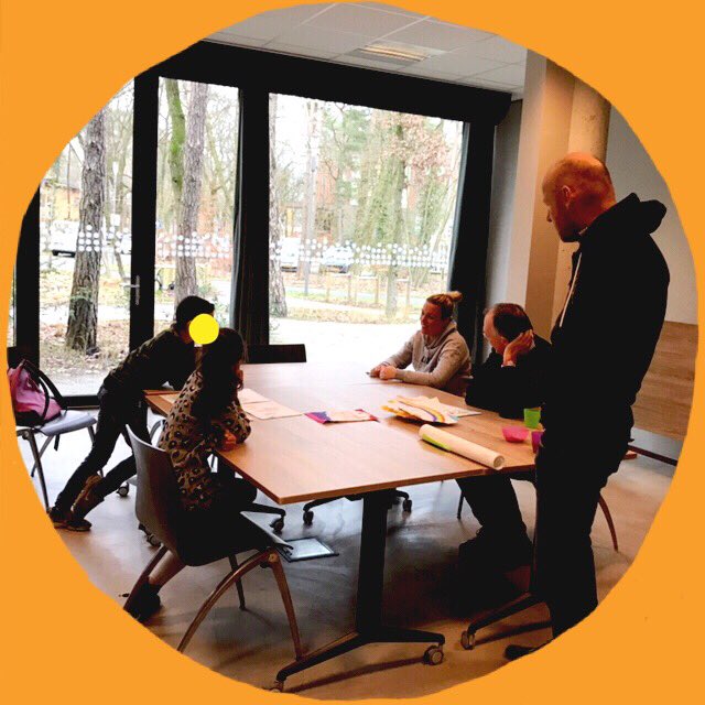 Een zeer zwaar jury beraad...... Welke tekening komt er op de SpeelMeeKar? We maken de winnaar snel bekend! Dank aan Akram en Aimara van de jeugdwijkraad <a href="/Kiwanis/">Kiwanis</a> <a href="/WM_ZeistOost/">Wijkmanager Zeist-Oost</a> <a href="/Binnenbos/">Binnenbos Zeist</a>