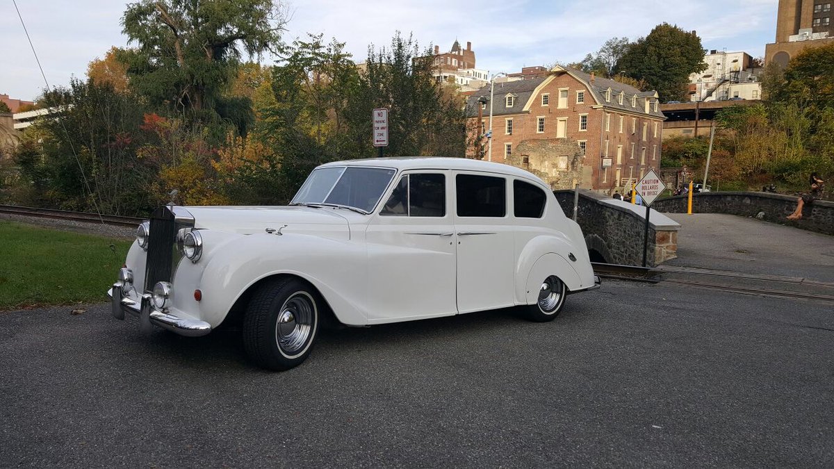 limopartybusnj's tweet photo. #limo #limousine #chauffeur #travel #carservice #limousineservice #luxury #vip #sedan #limoservice #holiday #fleet #executivelimoservice #weddings #party #events #umroh #wedding #weddinglimo #rollsroyce #airport #luxurylifestyle #cinere #bodas #partybus #blackcarservice #business https://t.co/0oprZzuUob