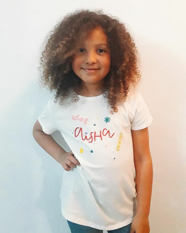 ClotisPotis's tweet photo. 🐥Pequeña gran Aisha con su camiseta bordada 😍 ¡Gracias por la foto! 
#regalodecumple #camisetasbordadas #camisetaspersonalizadas #bordado #bordadomoderno https://t.co/tH1itjhwnk