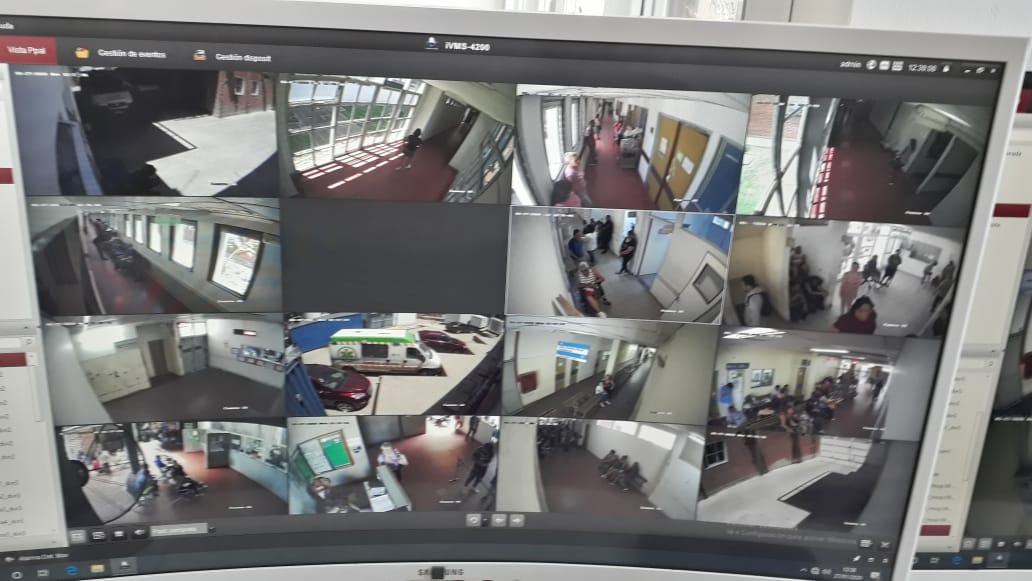 HospitalFV's tweet photo. 🏥 Cámaras de Seguridad en el Hospital

👉 Se colocaron 29 cámaras de seguridad en diferentes sectores del Hospital, que se suman a las 8 que ya habían en el Servicio de Guardia.

🔺 Contamos con 32 cámaras para la seguridad del personal de nuestro Hospital y de los pacientes. https://t.co/JqDoLl5mfR