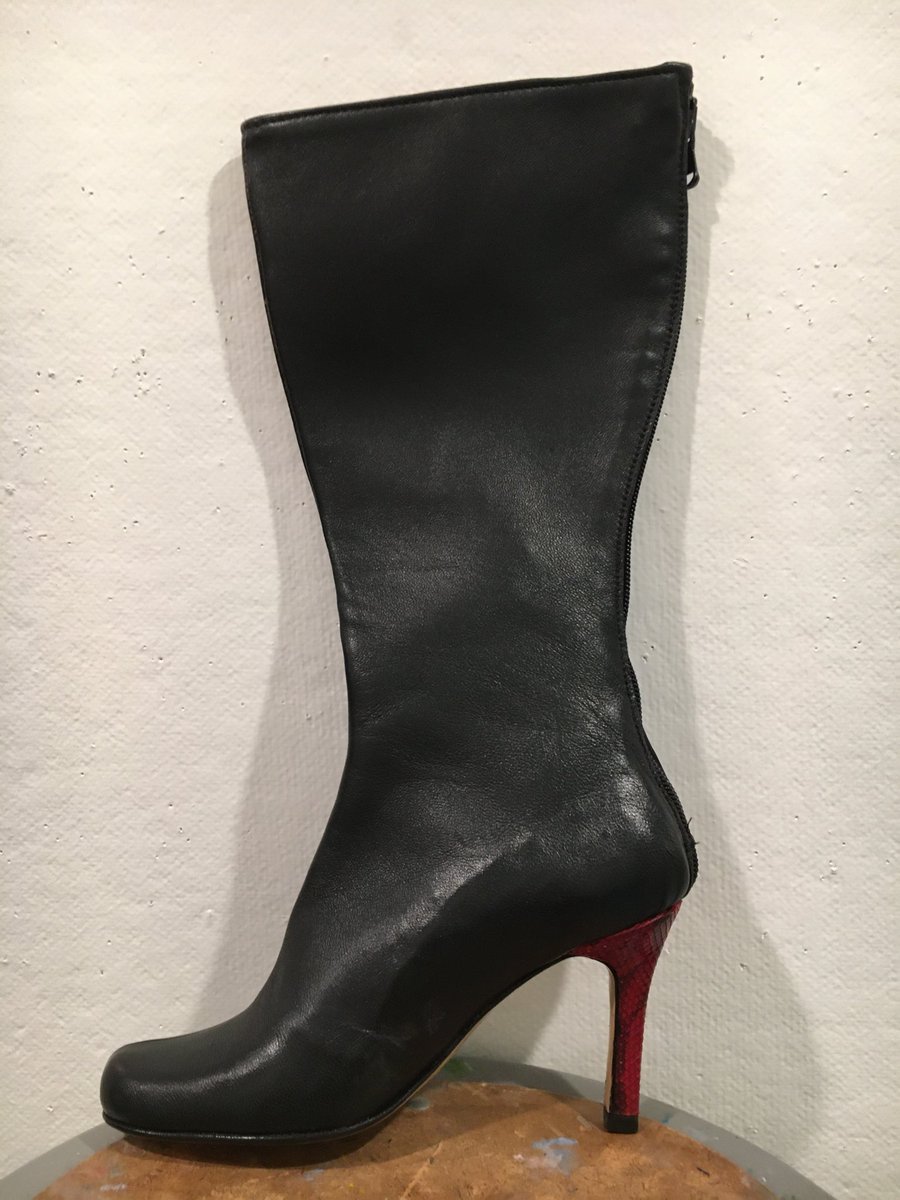 chrischiu13's tweet photo. Black leather, red leather lining, red snakeskin heels! #beauty #bootaddiction #shoemaking https://t.co/jD00moknIu