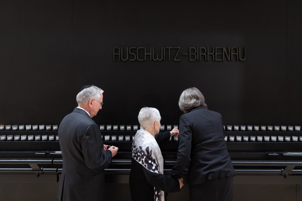 Photogs_USHMM's tweet photo. Moments from #USHMM's annual commemoration of International #HolocaustRemembranceDay #WeRemember https://t.co/nLwpOLYHNH