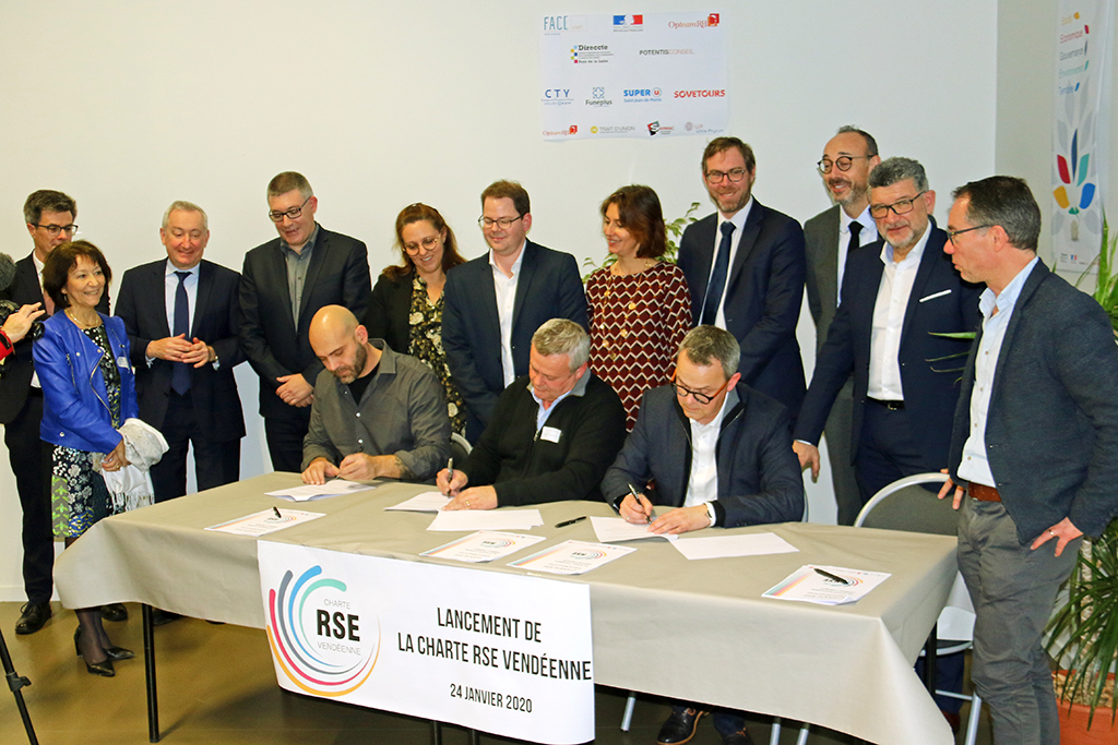 PrefetVendee's tweet photo. Signature de la charte #RSE #Vendée portée par @FaceVendee &amp; soutenue par #DIRECCTE en présence de @PrefetVendee : 7 entreprises vendéennes concrétisent leur engagement dans la responsabilité sociétale. Une dynamique qui intègre les enjeux sociaux, environnementaux et économiques https://t.co/lyIJsQlIOR