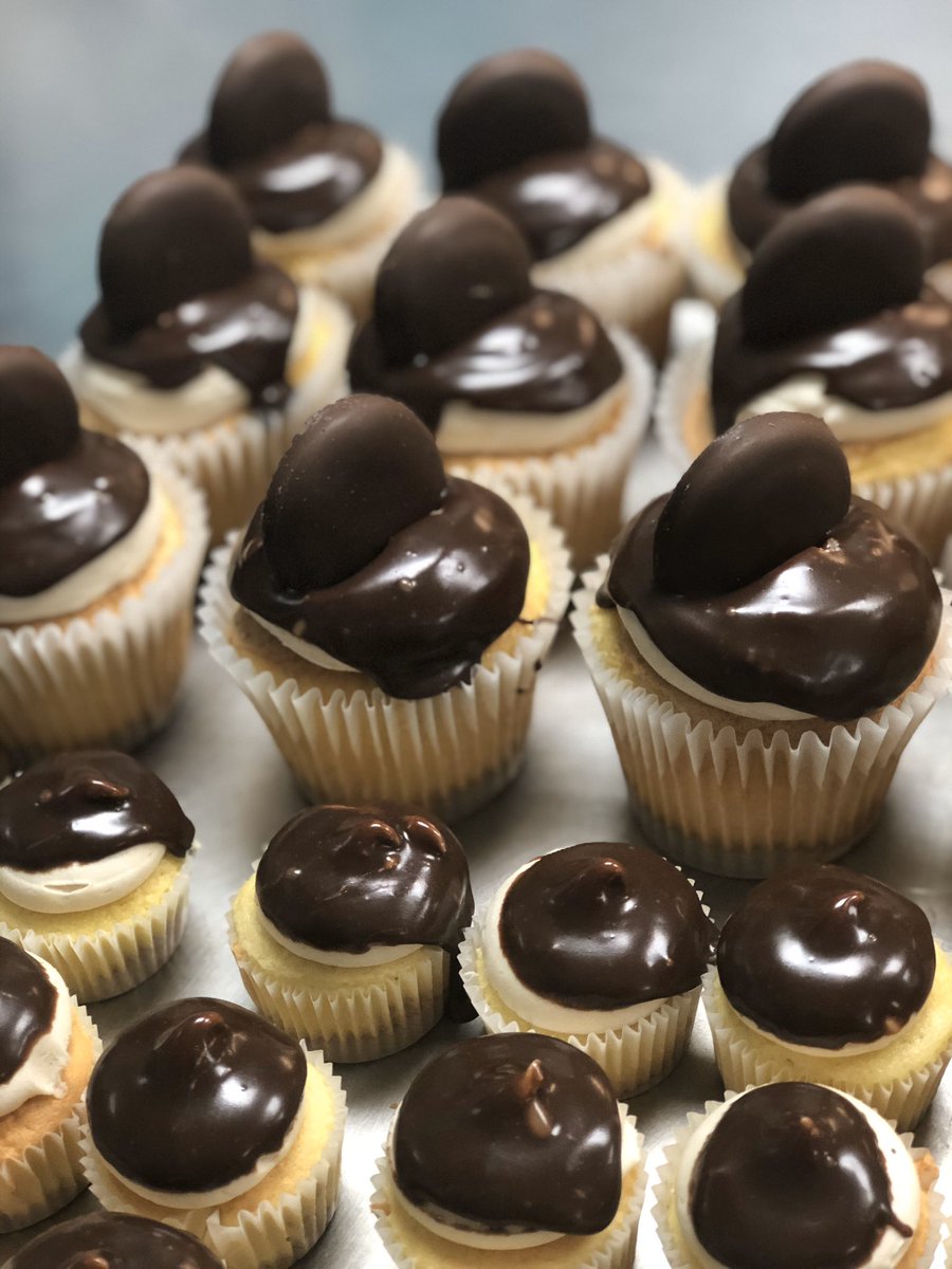 ButterSwtCakes's tweet photo. We are starting Girl Scout cookie off strong with Tagalong! Yellow cake with a graham cracker crust, peanut butter frosting dunked in ganache and a Tagalong on top! ✨😋🧁 https://t.co/ainmjiKv07