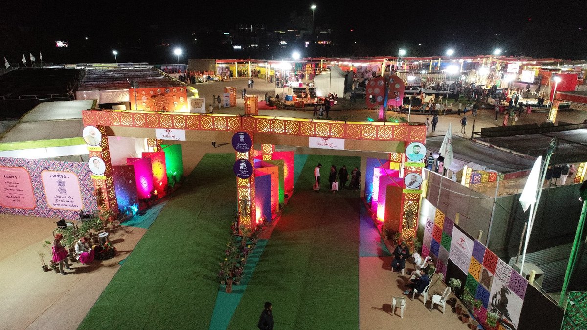 CollectorRjt's tweet photo. Aerial view of 'Harstkala Parva - 2020', Rajkot

#cultutalHeritage #Gujarat #Textiles #SaurastraKutchh #Handicrafts
#HastkalaParv2020 #KalaSamvad #Rajkot #RepublicDay #RepublicDayCelebrations https://t.co/SGOpQv4iyk