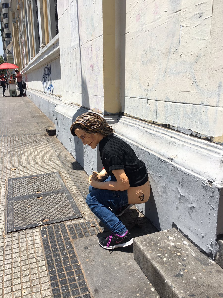LaperlaPerez's tweet photo. Mientras tanto en Casa Central de La Chile… #Cubillos se cagá en la educación! https://t.co/neYdEz71hR