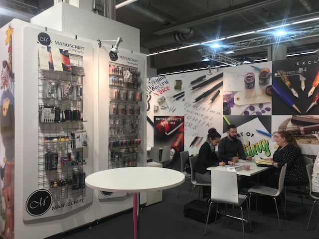 ManuscriptPenCo's tweet photo. Day 3 of @Paperworld_Fair.
Whose come to visit us so far and who is coming today?! #WritingMatters #Paperworld2020 #CreativeWorld #TradeFair https://t.co/rjwAvDipSH