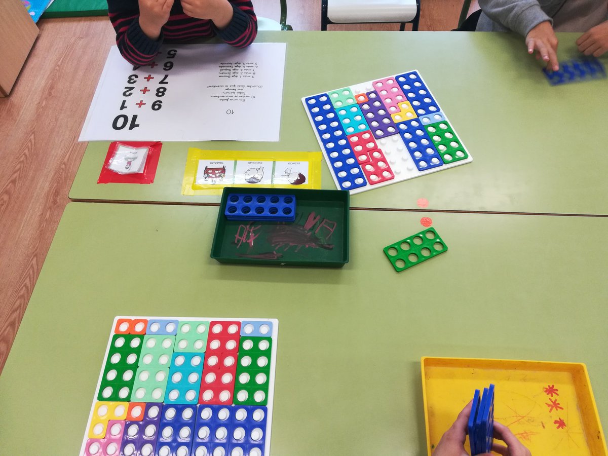 CEBIP_FGL's tweet photo. Los alumnos de 1° trabajando con el método #numicom.Trabajan las matemáticas tocando los números, descubriendo sus relaciones y jugando con las operaciones. Así, favorecemos el aprendizaje, la motivación y la inclusión, mediante el juego. #innovacion #inclusion #educacion https://t.co/eO5blzBcbh