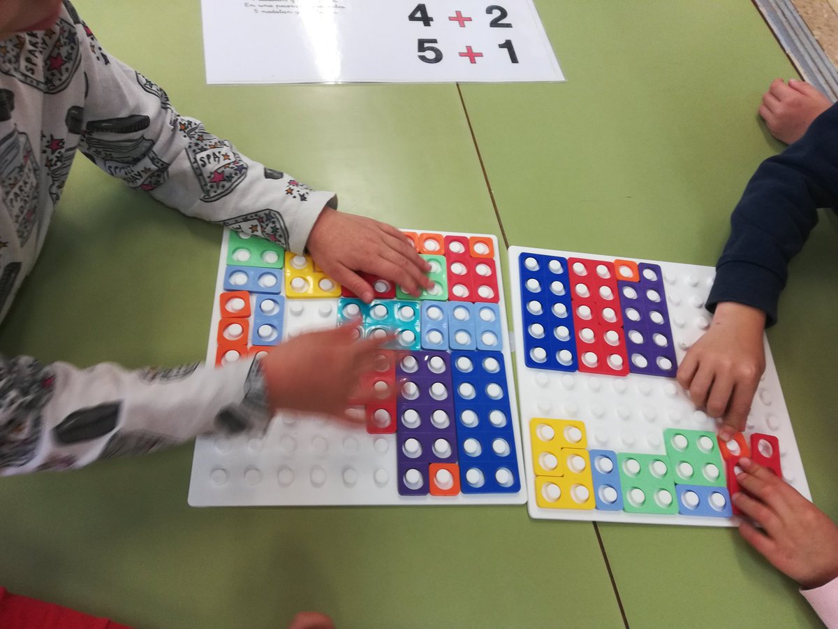 CEBIP_FGL's tweet photo. Los alumnos de 1° trabajando con el método #numicom.Trabajan las matemáticas tocando los números, descubriendo sus relaciones y jugando con las operaciones. Así, favorecemos el aprendizaje, la motivación y la inclusión, mediante el juego. #innovacion #inclusion #educacion https://t.co/eO5blzBcbh