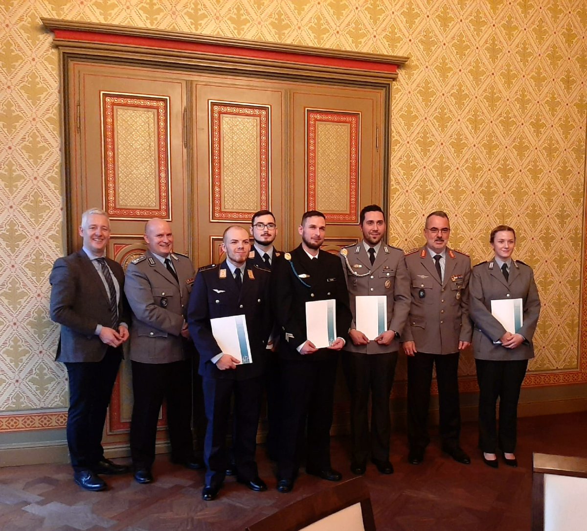 InspekteurSan's tweet photo. Manchmal gerät ein Ü-Ei-Besuch auch für den Besucher zur Überraschung! Kam beim Besuch #KdoSES gerade rechtzeitig zur Ehrung von KameradInnen, die in Litauen einen Soldatenfriedhof restauriert haben. https://t.co/xKve3Ip7OR