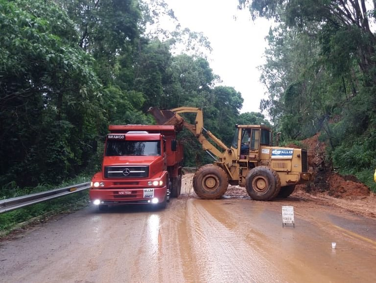 DNIToficial's tweet photo. O DNIT segue em alerta devido às fortes chuvas que atingem o Sudeste do país, principalmente RJ, MG e ES. A Autarquia está mobilizada 24h por dia para que estradas desses e dos demais estados fiquem desobstruídas o mais rápido possível.#Apoiofederal #ChuvasES #ChuvasMG 👇 https://t.co/tybTOFADPs