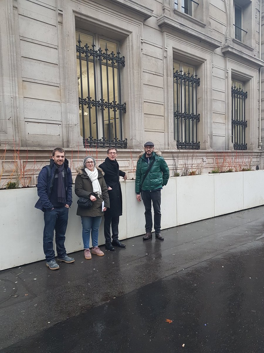 Le projet Bocage est arrivé dans #ParisCentre ce matin.

Des jardinières innovantes, autonomes et économes en eau grâce à un système  de récupération des eaux de pluie, ont été installées contre le parvis de la Mairie du 4e !

👉 Plus d'info vertuo.city
