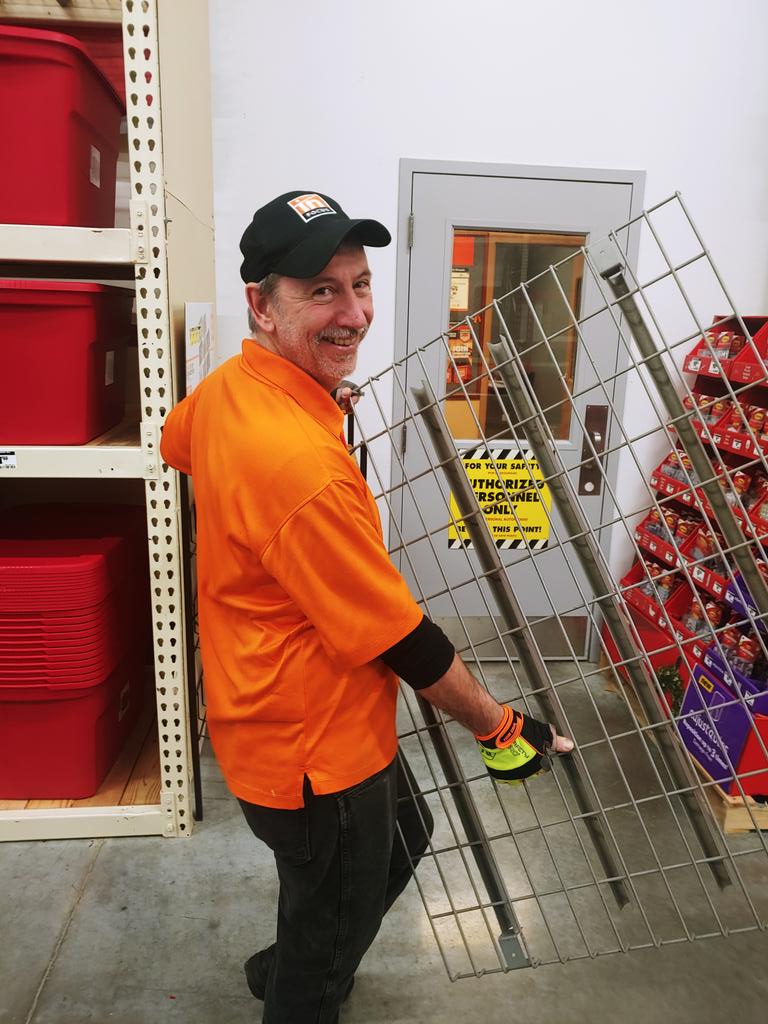 Kappi2115ASDS's tweet photo. Dave rocking those gloves! 😎 Your a great leader of safety! 👷 #2115 MET Team 2,403 Days safe!!! That's something to brag about!! 🤓
We appreciate all you do! 
#SafetyIsPersonal #2115MetTeam
@BrendaH36992250 https://t.co/6xTAY4dVe6