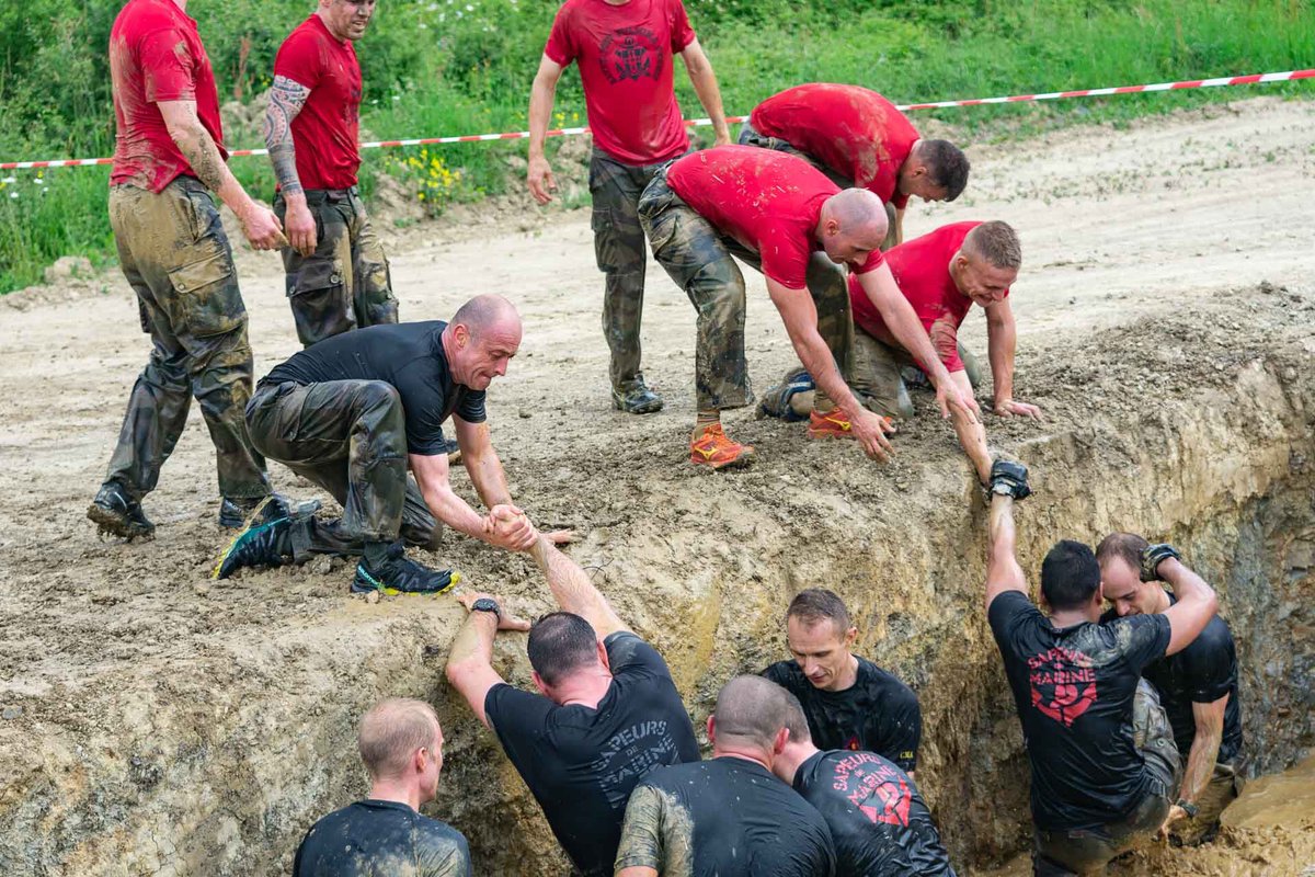 troupesdemarine's tweet image. [#EspritGuerrier #EspritDeBazeilles] Une belle équipe de bigors du #11eRAMa et de sapeurs de marine du #6eRG lors de la course d’obstacles « genie race » 2019.

 📸 : CC1 René/6e RG