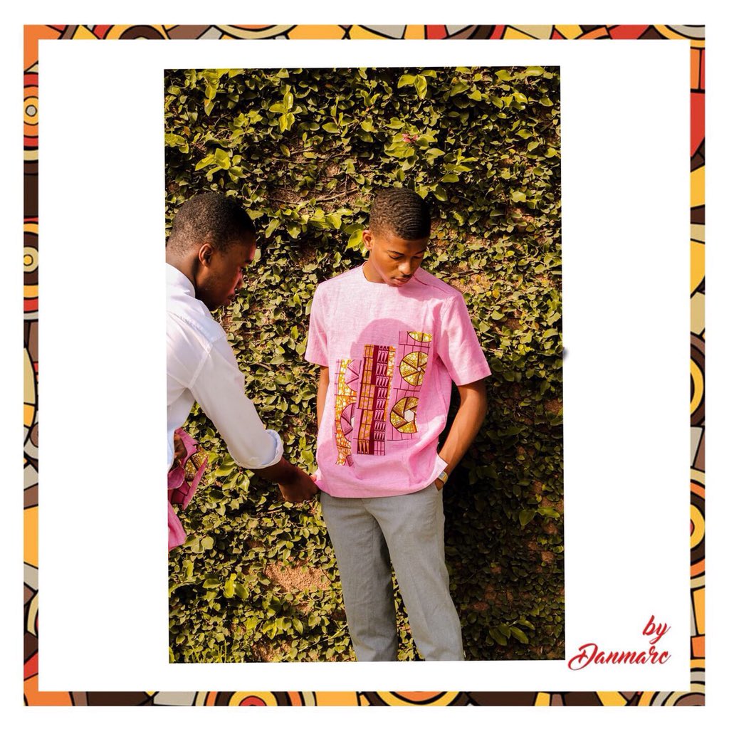 DanmarcDesgin's tweet photo. Tenue de la deuxième collection dénomée "ÊDÊ TCHIEN". 🙎🏾‍♂️2mo_cmar 👕: call me "MARC" 📸:iamsaintallan
DA: @aouloudaniel 
#DANMARCNATION  #danmarcdesign #modelphotography #afrikfashionmagazine #abidjanshopping
#modeivoirienne #visiterlafrique #ivoiriankillingit
#afromoderne https://t.co/3vASof0hMd