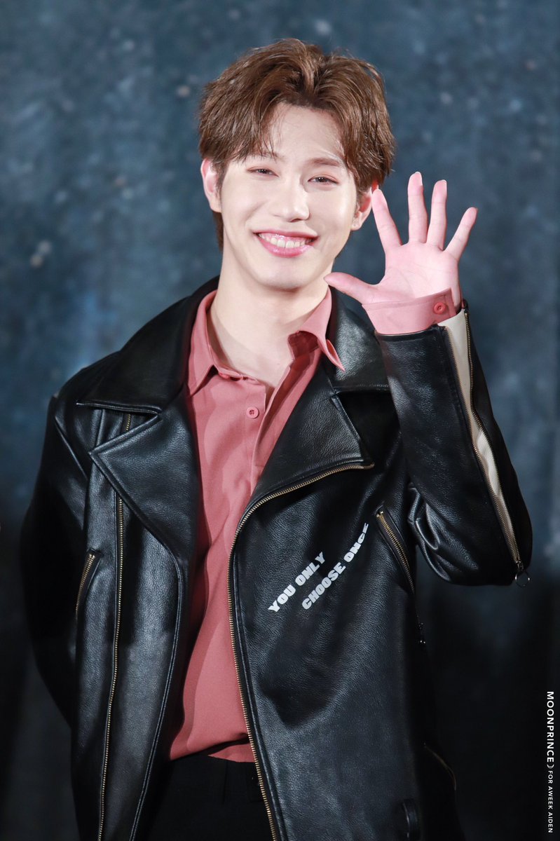 M00nPrince_'s tweet photo. 191223 2부 포토타임 에이든

하ㅏㅏㅏㅏㅏㅏ..... 내가 어디에 있어도 이렇게 금방 찾을 수 있네...숨어도 소용없다...ㅎㅎ 내가 좋은 미소🌙

#어위크 #AWEEK #에이든 #AIDEN #최지웅 #アウィーク #エイデン @AWEEK_Official  @aweekjp https://t.co/6EFQ8utMkI