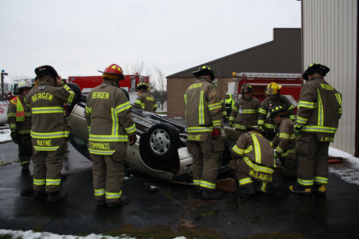 BergenFireDept's tweet photo. Early Saturday morning extraction training. Great job to everyone who made the time to come do some training yesterday!
We got some time in using our Hurst tools and getting more familiar with potential extraction situations. https://t.co/KtAZEyxvp9