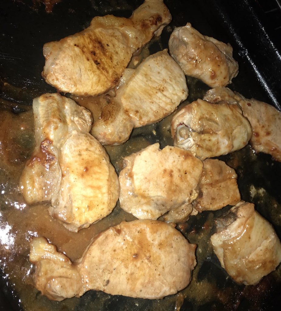 BaneysGirl_22's tweet photo. Pork 🐷 ,chicken🍗 , butter-steamed veggies and a cucumber salad 🥗
#AuntySunionduty #Cheftam 🇿🇲🥰 https://t.co/sJgAeMESnt