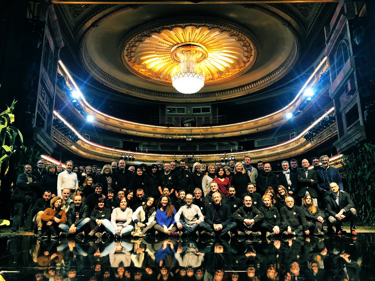 TeatroZarzuela's tweet photo. Sin un equipo no se puede levantar un telón.

Este es el equipo del Teatro de la Zarzuela y todos y todas tienen una misión: hacer que el público, que viene al teatro, olvide por unas horas sus problemas; en definitiva,hacerlos más felices.

Gracias a @opera_xxi por premiarnos ♥️ https://t.co/a1X0FkQGUq