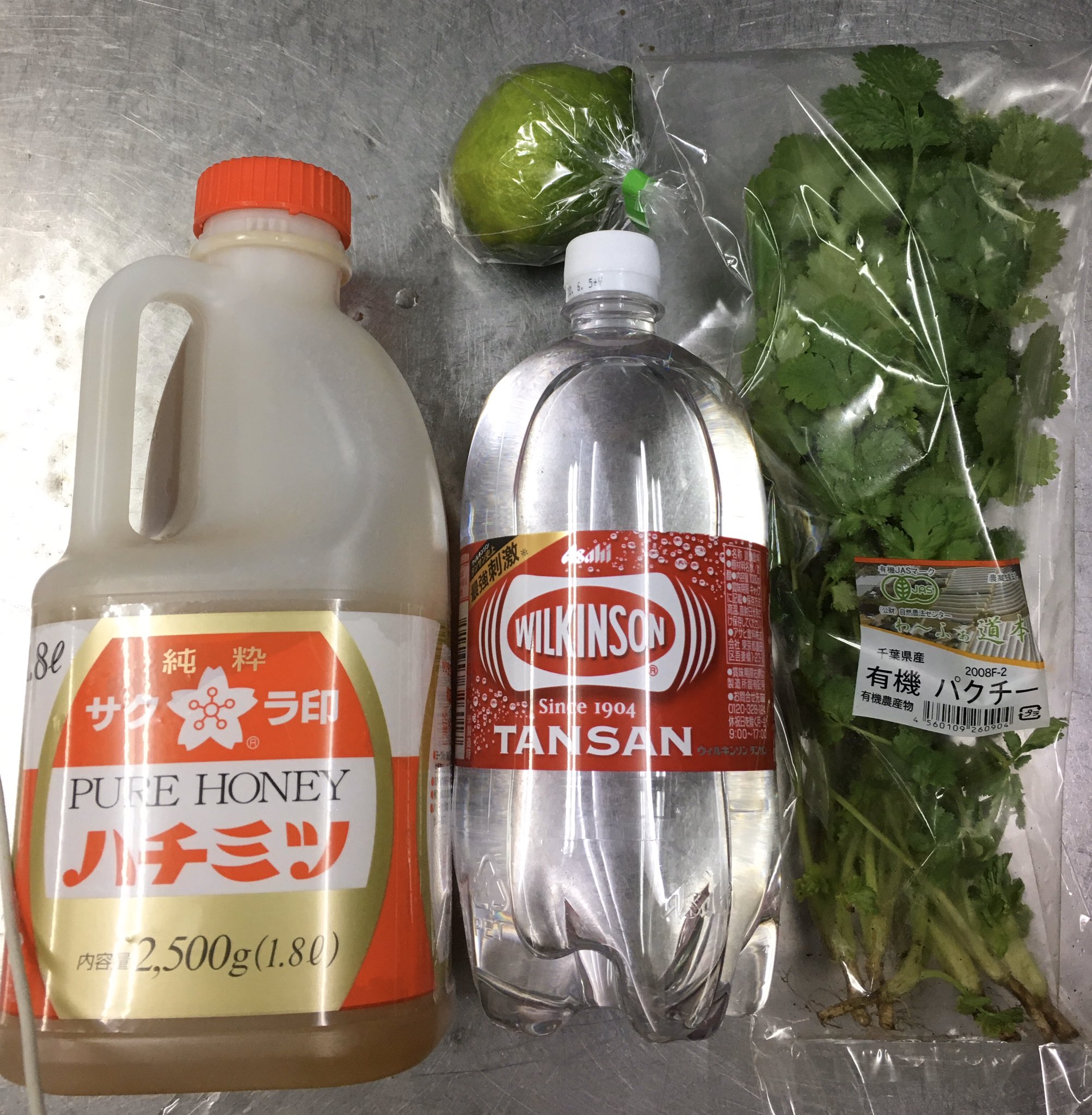 秋 ドクターストーン のセンクウコーラを作ったよ 材料は炭酸 蜂蜜 パクチー ライム ストーンワールドに上白糖は無いから代用せず蜂蜜が良いよ 焦がしカラメルはコーラ色追求したら苦い不味いでコーラから離れたけど この失敗作は着色に