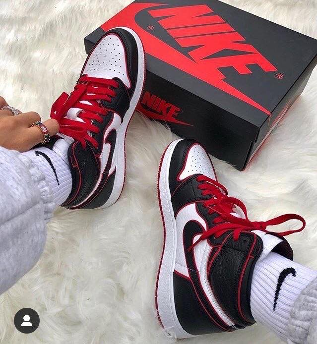 StarrCa59524888's tweet photo. Yoooooo! Jus coped some fresh Jordan’s but they look way too fly to be wearing out😍 #freshcreps #Nike #sneakerhead https://t.co/ELKRqACiAU