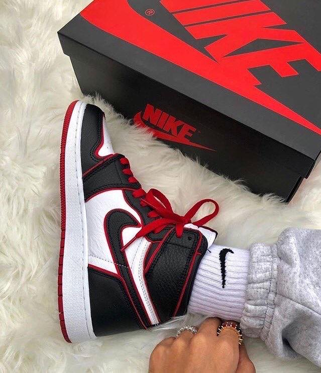 StarrCa59524888's tweet photo. Yoooooo! Jus coped some fresh Jordan’s but they look way too fly to be wearing out😍 #freshcreps #Nike #sneakerhead https://t.co/ELKRqACiAU