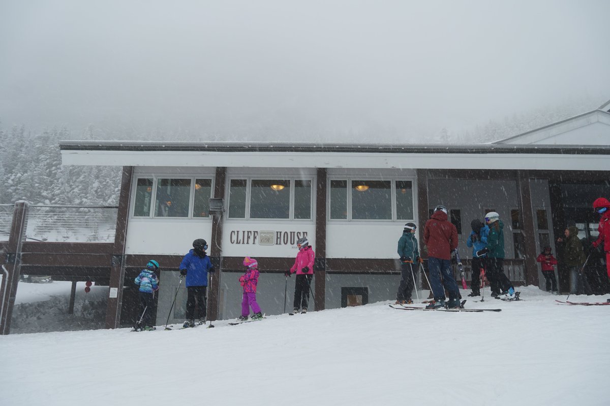 gostowe's tweet photo. Savoring the snowfall on Vermont's highest peak. #mtmansfield #sprucepeak #winterinstowe #gostowe #stowevt #thisisvt #itstimeforvermont #vt #skivt #ridevt #skiing #snowboarding @StoweMtResort https://t.co/1YoZ0KOz84
