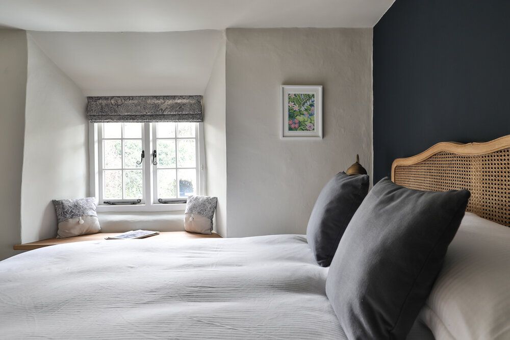 cwPhotographyuk's tweet photo. Do you dream of Cotswold cottages? Or is just me!⁠ ⁠
With years old thick walls, oak beamed ceilings, stone fireplaces, uneven floors and many cosy corners to pass away your time reading and snoozing, this Cotswold holiday cottage certainly oozes charm.  https://t.co/lKgEScENUH https://t.co/tZmgzxcn9e