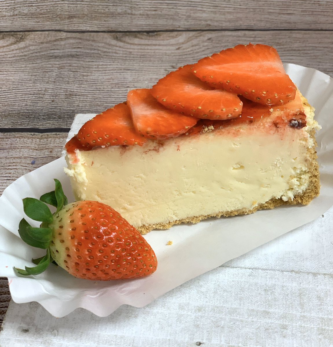 Simplydcakes's tweet photo. We’ve got delicious strawberry cheesecake in the counter today! 🍓 Come see us until 5 pm!!
.
.
.
#simplydeliciousbakery #simplydelicious #cheesecake #dessert #yum #monday #bakery #bakerylife #shoplocal #shopwaco #waco #wacotexas #wacotown https://t.co/obGT9qRBhw