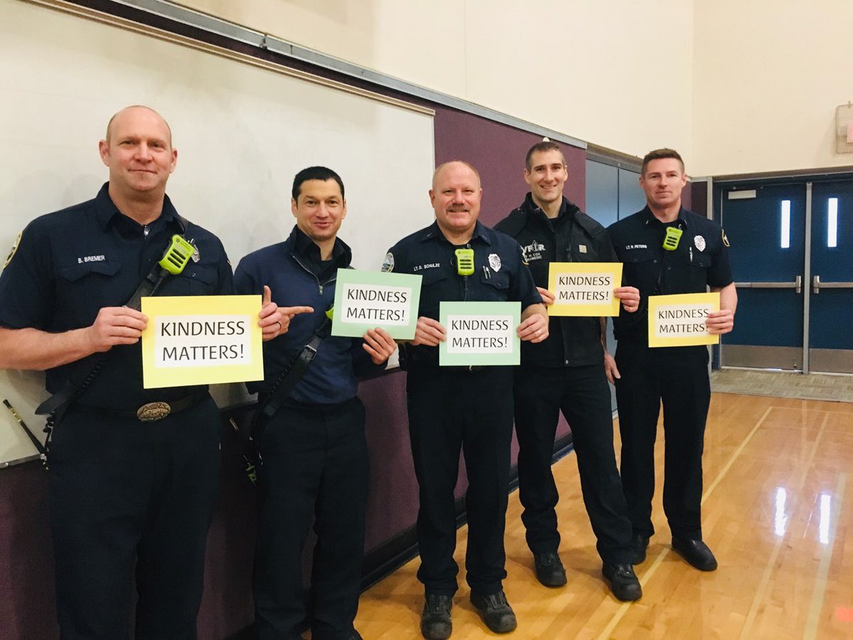 WLPDNews's tweet photo. Willamette Primary kicked off their Great Kindness Challenge with the WLPD, @TVFR Station 55 &amp; Mayor Axelrod! The students will focus on ways to continue showing kindness to everyone and encouraging others to do the same!  A great example of West Linn young people being positive! https://t.co/IhEX4nSe50
