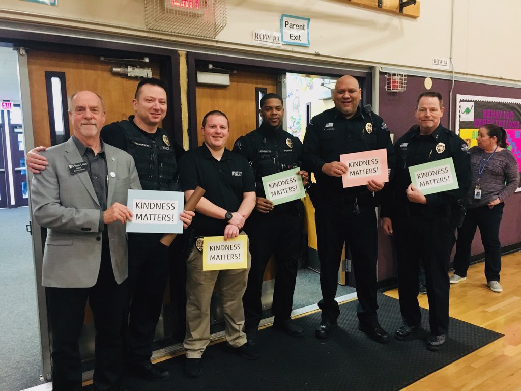 WLPDNews's tweet photo. Willamette Primary kicked off their Great Kindness Challenge with the WLPD, @TVFR Station 55 &amp; Mayor Axelrod! The students will focus on ways to continue showing kindness to everyone and encouraging others to do the same!  A great example of West Linn young people being positive! https://t.co/IhEX4nSe50