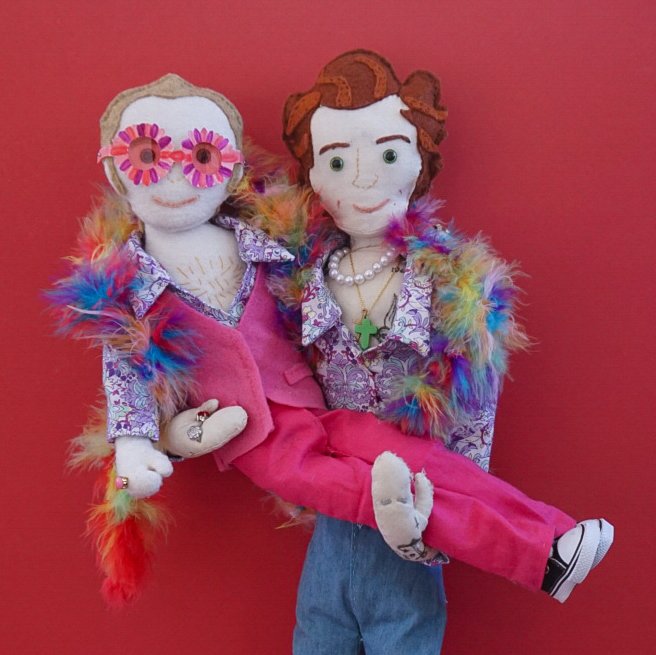 hotdiggitydoll's tweet photo. Harrydoll got to meet one of his idols - mini @eltonjohn and there were rainbows all around ππ @harrystyles
#eltonjohn #HarryStyles #theirgiftistheirsong #cutlerandgross #gucci #matchingshirts #featherboa #harrydoll #minielton #minieltonjohn https://t.co/HmRhCQsyWb