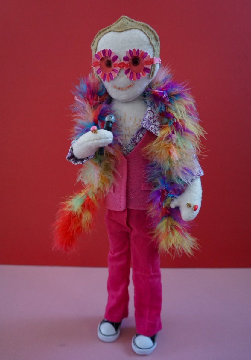 hotdiggitydoll's tweet photo. Harrydoll got to meet one of his idols - mini @eltonjohn and there were rainbows all around ππ @harrystyles
#eltonjohn #HarryStyles #theirgiftistheirsong #cutlerandgross #gucci #matchingshirts #featherboa #harrydoll #minielton #minieltonjohn https://t.co/HmRhCQsyWb