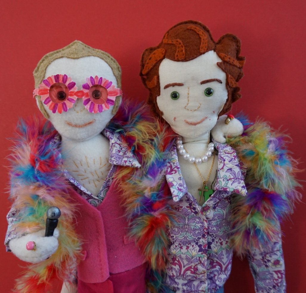 hotdiggitydoll's tweet photo. Harrydoll got to meet one of his idols - mini @eltonjohn and there were rainbows all around ππ @harrystyles
#eltonjohn #HarryStyles #theirgiftistheirsong #cutlerandgross #gucci #matchingshirts #featherboa #harrydoll #minielton #minieltonjohn https://t.co/HmRhCQsyWb
