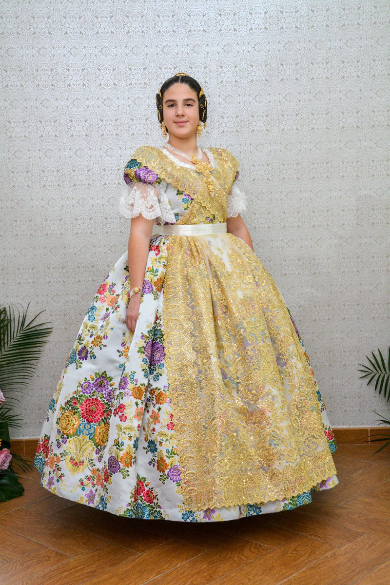 Bona vesprada! 
El passat dissabte fon un gran día per a Lucía Mora i Cano, que va ser exaltada com a Fallera Major Infantil de la nostra Falla. Enhorabona Lucía!