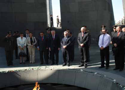 Armenia_Better's tweet photo. #Armenian Genocide #Turkey
Genocide is Crime Against Humanity

Fight Against #Genocide

October 10,.2007 Teodor #Melescanu, the Defense Minister of 🇷🇴#Romania, accompanied by Michael Harutyunyan, Defense Minister of 🇦🇲RA visited Armenian Genocide Memorial Complex https://t.co/wsAHoW0kFw