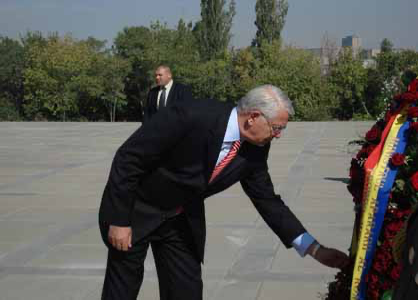 Armenia_Better's tweet photo. #Armenian Genocide #Turkey
Genocide is Crime Against Humanity

Fight Against #Genocide

October 10,.2007 Teodor #Melescanu, the Defense Minister of 🇷🇴#Romania, accompanied by Michael Harutyunyan, Defense Minister of 🇦🇲RA visited Armenian Genocide Memorial Complex https://t.co/wsAHoW0kFw
