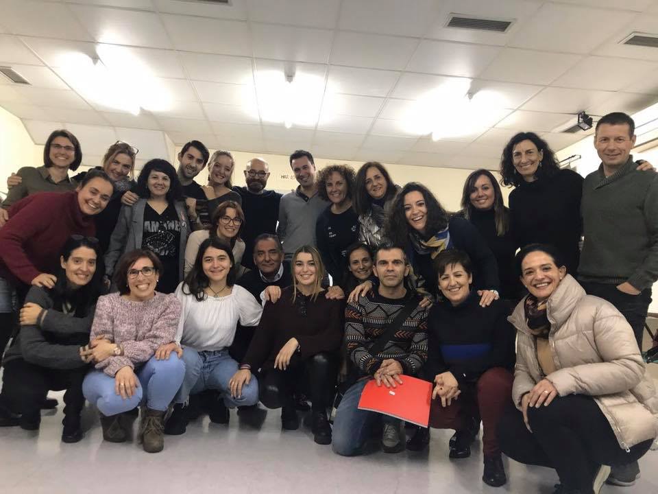 apfrato's tweet photo. ¿Qué es preguntar? ¿Qué es escuchar? ¿Qué es enseñar desde el cerebro del que aprende? ¿Cómo se aprende a escuchar y preguntar?...
Todo esto y mucho más es lo que nos ha enseñado José Antonio Fernández Bravo este fin de semana.
#APFRATOCursos https://t.co/KoIoZVPAo4