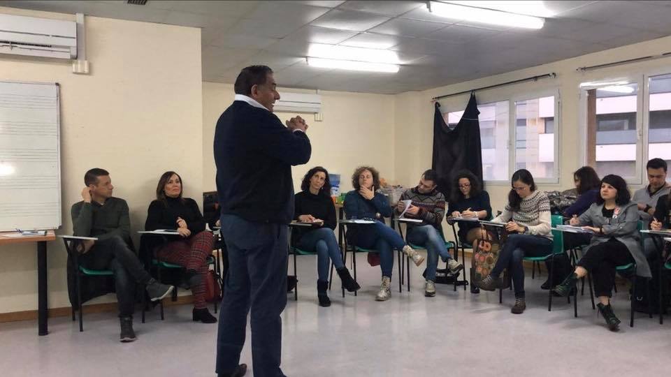 apfrato's tweet photo. ¿Qué es preguntar? ¿Qué es escuchar? ¿Qué es enseñar desde el cerebro del que aprende? ¿Cómo se aprende a escuchar y preguntar?...
Todo esto y mucho más es lo que nos ha enseñado José Antonio Fernández Bravo este fin de semana.
#APFRATOCursos https://t.co/KoIoZVPAo4